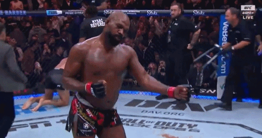 骨头琼斯TKO米欧奇卫冕!琼斯庆祝时跳舞并与场边的特朗普互动